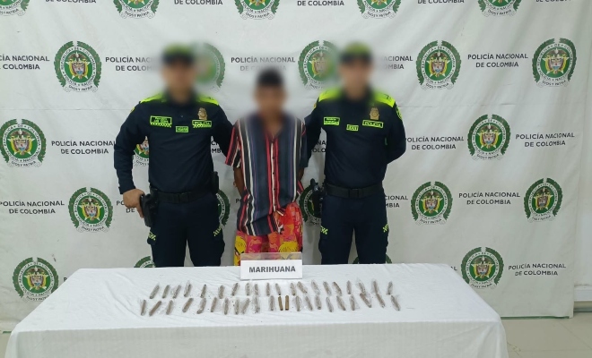 dos uniformados de la policía nacional con una persona capturada por el delito Tráfico local de estupefacientes