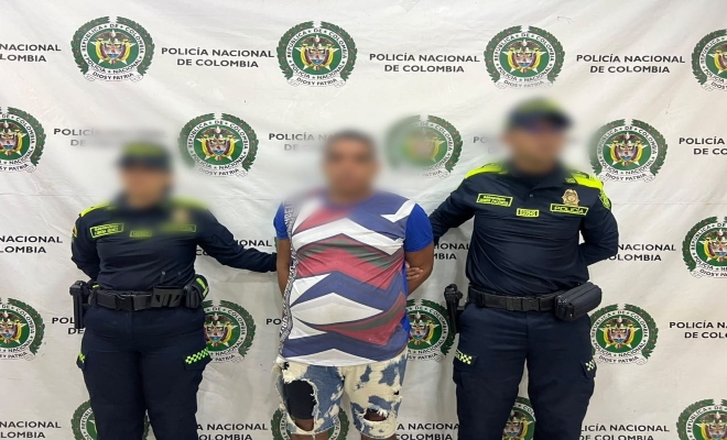 dos uniformados de la policía nacional con una persona capturada por el presunto delito delito de tráfico, fabricación o porte de estupefacientes
