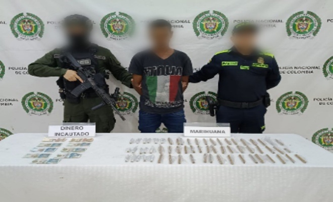 dos uniformados con un ciudadano capturado por el delito Tráfico, fabricación o porte de estupefacientes