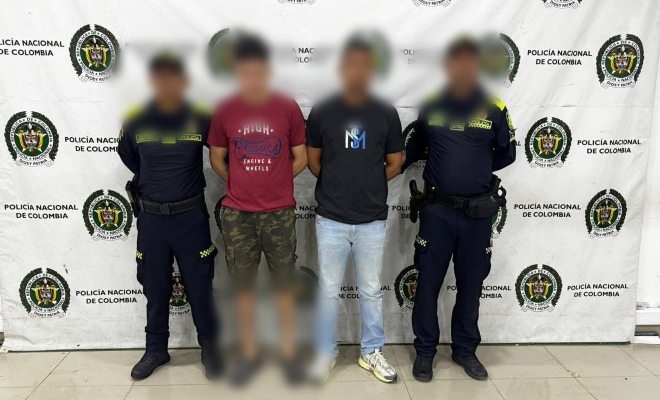 dos funcionarios policiales con dos ciudadanos capturados por el delito de tráfico, fabricación o porte de sustancias estupefacientes