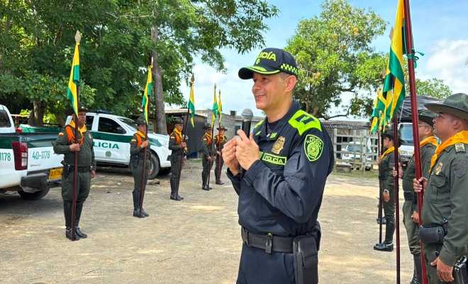 señor comandante de la metropolitana de san jerónimo de montería junto a 8 uniformados del  seccional de carabineros y protección ambiental en calle de honor 