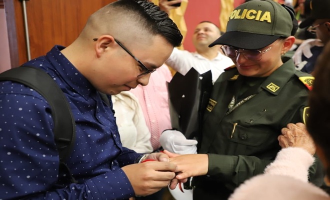 Cuando el amor también se viste de honor: emotiva propuesta en ceremonia policial en Manizales