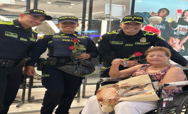 Tres Policías dan homenaje al día de la madre a una ciudadana mayor de edad 