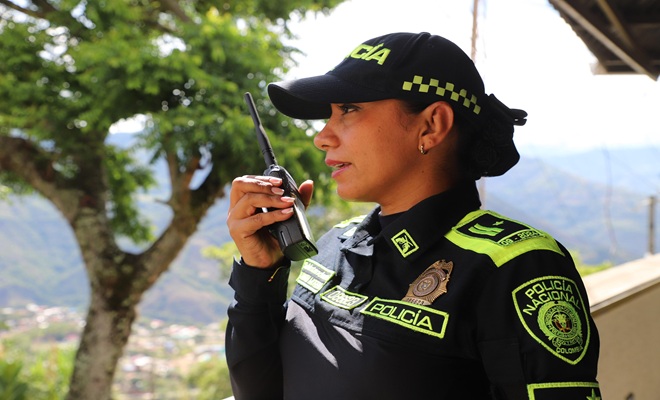 Mujer Policía Habla por radio de comunicación 