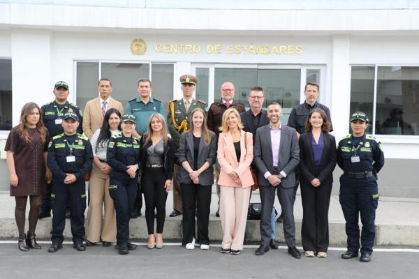 Imagen frontal con personal del Centro de Estándares de la Policía Nacional y la Comunidad Internacional de Agregados y Oficiales de Enlace Acreditados en Colombia