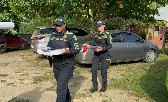 dos funcionarias policiales con elementos para desarrollar la actividad de cine formativo 