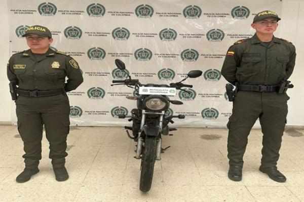 Dos funcionarios policiales, una motocicleta recuperada