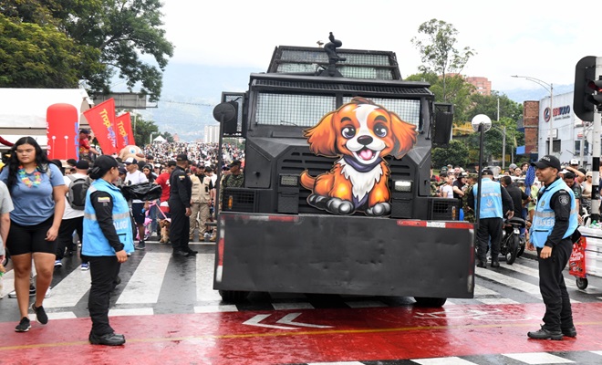 La unidad de dialogo y mantenimiento del orden personalizo la tanqueta para la caminata canina. 