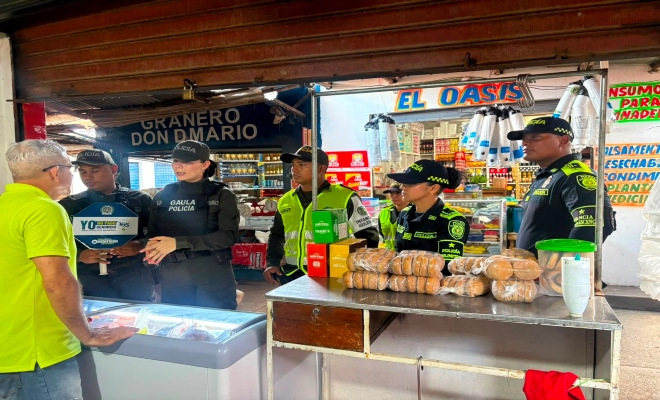 seis uniformados con un ciudadano brindando recomendaciones  sobre extorsión 