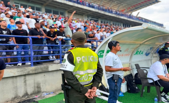 un policía prestando seguridad en encuentro de fútbol 
