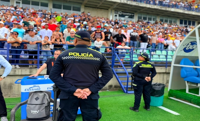 Dos policias prestando seguridad en el estadio de futbol 
