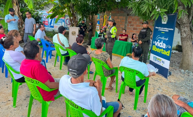 Funcionarios policiales en actividad de encuentro comunitario con un grupo de ciudadanos