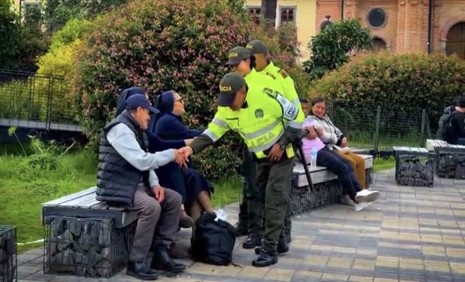 tres policías, 4 ciudadanos 