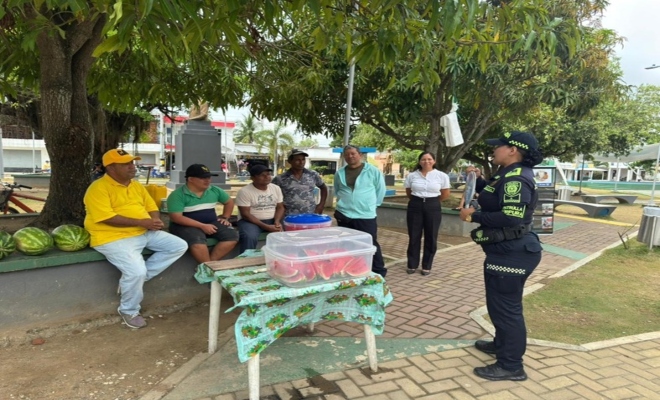 Policía dialogando con la comunidad