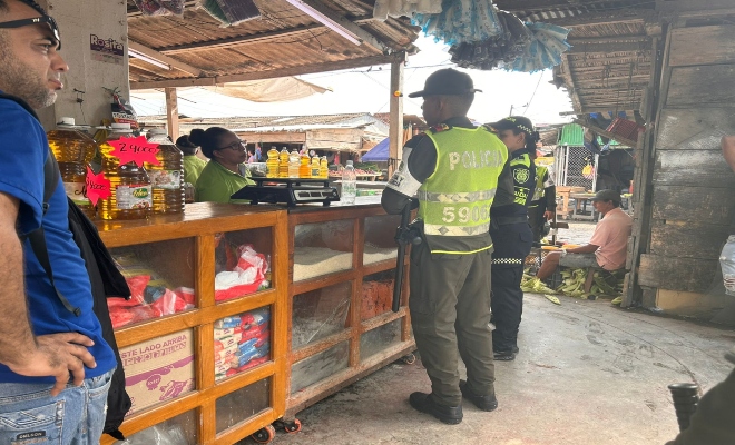 dos policias brindando recomendaciones al sector comercio 