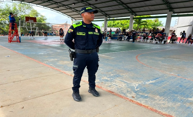 Un funcionario de la Policía Nacional presta el servicio de vigilancia durante el XV Torneo Nacional y III Internacional de Voleibol.