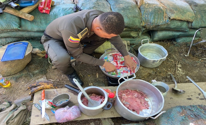 Los patrulleros, con la destreza que da la necesidad, improvisan un fogón