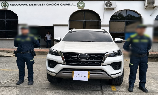 dos uniformados de la polic&iacute;a nacional recupero una camioneta en la ciudad de monter&iacute;a