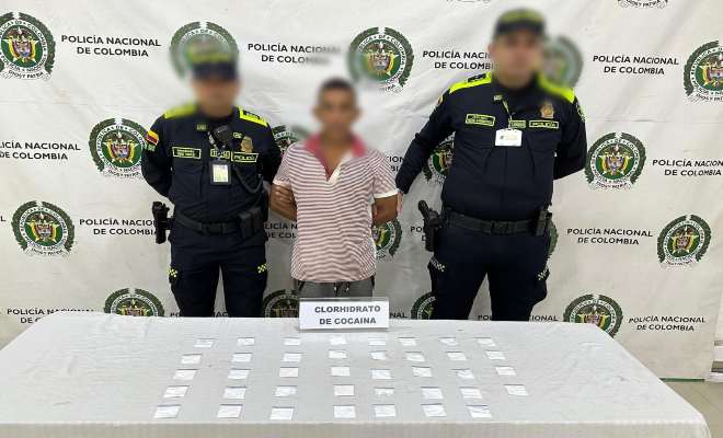 dos uniformados de la policía nacional con una persona capturada por el presunto delito delito de tráfico, fabricación o porte de estupefacientes