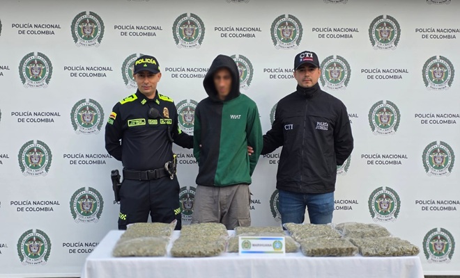 un policía, una persona del CTI, y varios paquetes de marihuana
