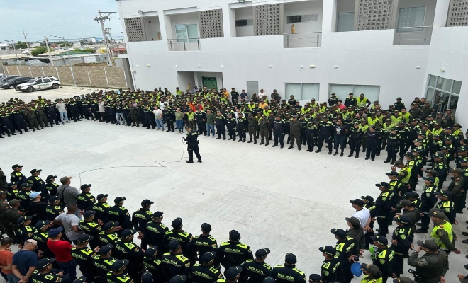 un uniformado impartiendo consignas frente a las diferentes especialidades  y personal adscrito a la metropolitana de san jerónimo de montería sobre la seguridad en las elecciones presidenciales 2026    