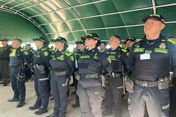Policías de apoyo recibiendo ordenes y consignas en formación