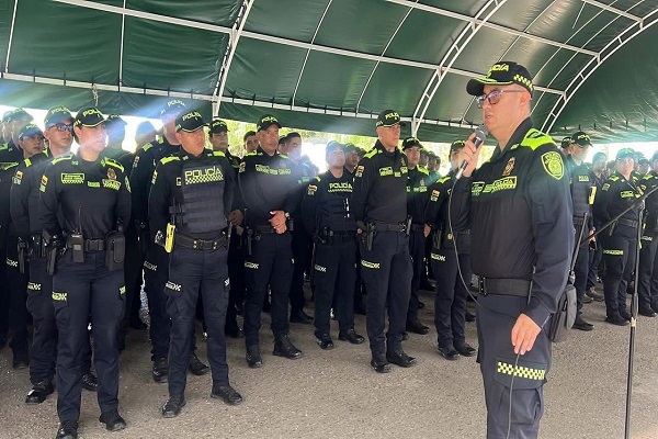 El señor Coronel Héctor Jairo Betancourt Rojas en formación impartiendo instrucciones al personal de apoyo para jornada electoral