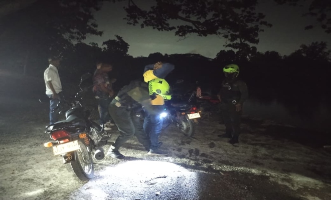 Un policia registrando a tres ciudadanos y un policia 