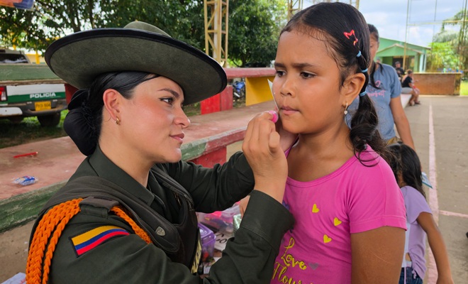 Mujer policía de carabineros y una niña en actividad recreativa
