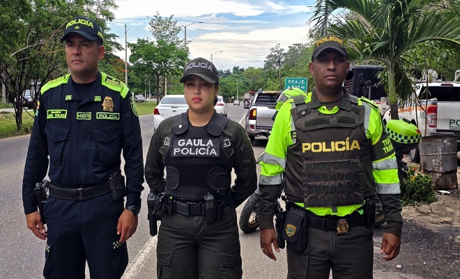 tres polic&iacute;as de diferentes unidades