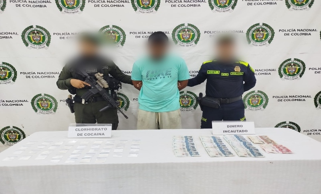 dos uniformados con una persona capturada por el delito Trafico, fabricación o porte de estupefacientes