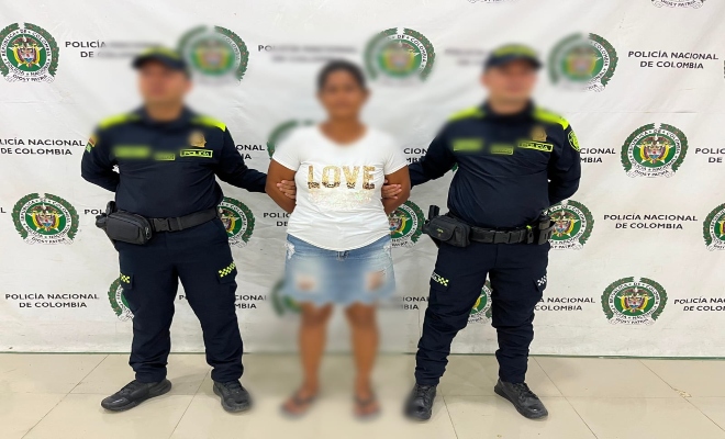 dos uniformados de la polic&iacute;a nacional con una ciudadana detenida por el delito de concierto para delinquir agravado