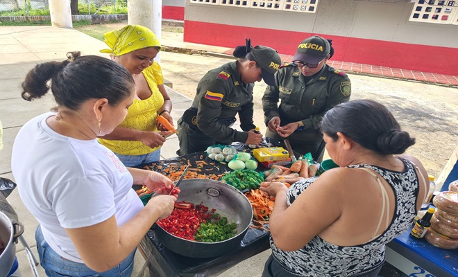 Policía con la comunidad cortando verduras