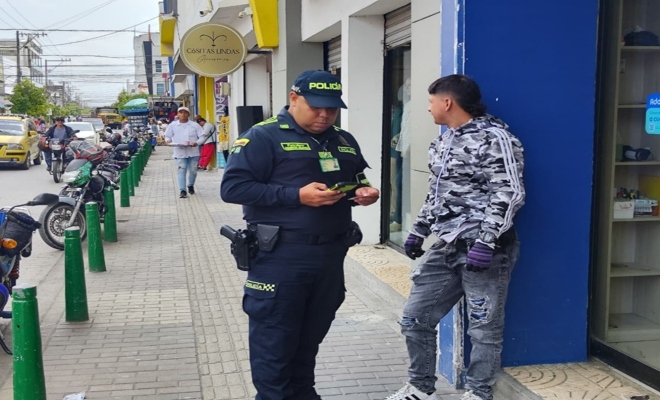 Un polic&iacute;a solicitando antecedentes a un ciudadano 