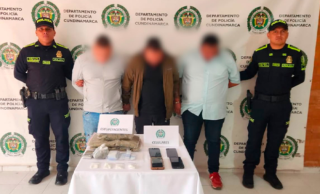 Tres capturados en el marco de la Operaci&oacute;n Los Ori&oacute;n, custodiados por dos polic&iacute;as