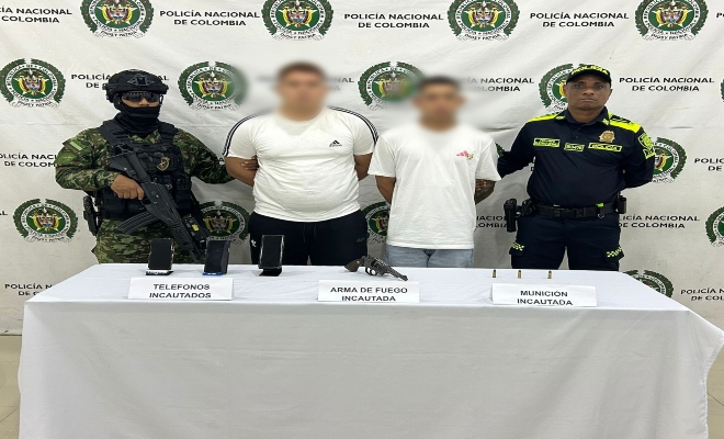 Dos uniformados con dos ciudadanos capturado por el delito de tráfico, fabricación o porte de armas de fuego.