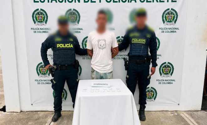 Dos uniformados de la Policía Nacional capturó a un ciudadano por el presunto  delito de tráfico, fabricación o porte de sustancias estupefacientes 