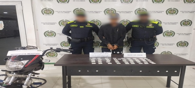 dos uniformados con una personas capturada por el delito de leciones personales 