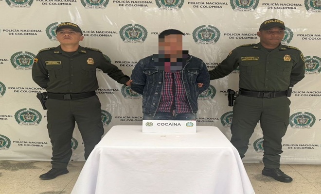 dos policías y un detenido en el centro