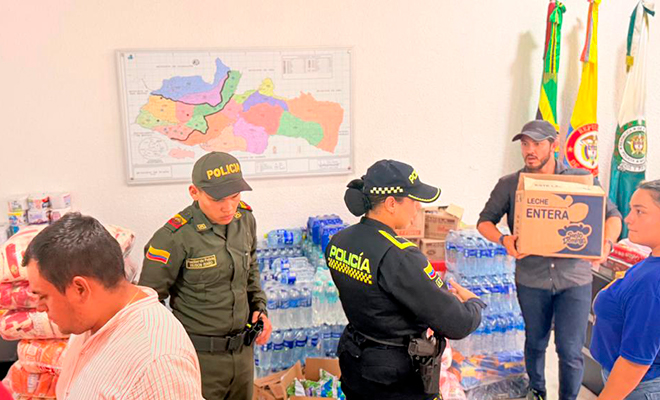 Policía Nacional y comunidad organizando las ayudas de elementos de la canasta familiar