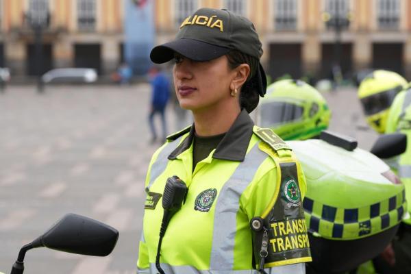 Uniformados hacen presencia en la rueda de prensa en la Plaza de Bolívar, en la cual se habló sobre el plan para garantizar la seguridad y convivencia durante la temporada de Semana Santa