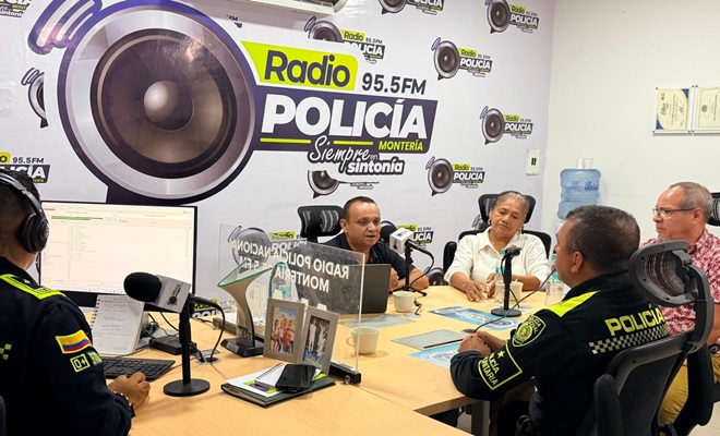 Programa radial en la emisora de la policía