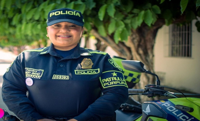 Patrullera sonriendo 
