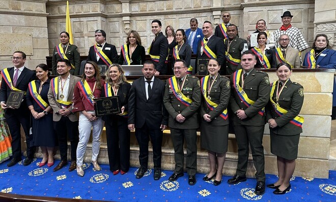 Varios galardonados posan en el congreso de la rep&uacute;blica
