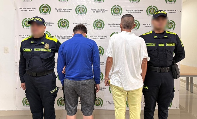 dos polic&iacute;as y dos capturados 