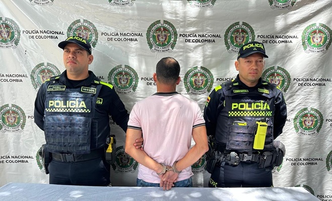 Polic&iacute;as custodian persona capturada por orden judicial