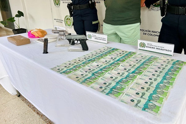 Durante un allanamiento, la Policía incautó armas, droga y dinero en efectivo; el detenido estaría vinculado a otros delitos como tráfico de armas y violencia intrafamiliar.