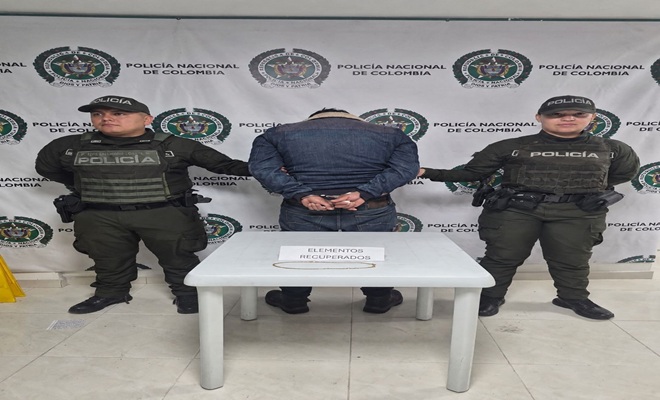 un capturado una cadena recuperada, dos funcionarios policiales