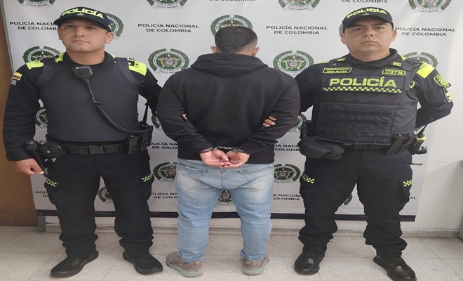 Dos policías y un capturado 