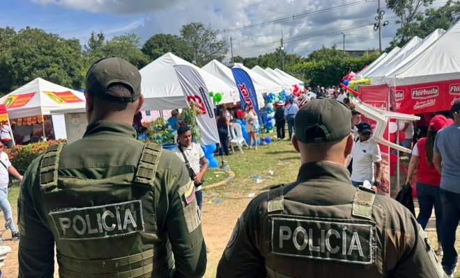 Policías participando en fiesta del tendero